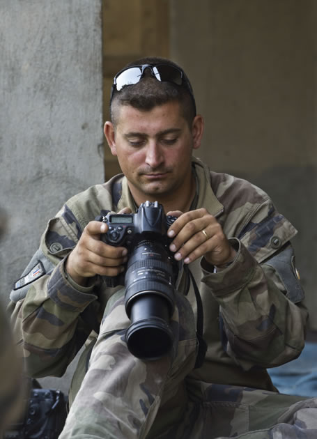 En photo : Le Sergent Sébastien Vermeille, photographe du Sirpa Terre de Lyon, mort au combat le 13 juillet 2011 sur le théâtre afghan, dans l’accomplissement de sa mission de « Soldat de l’image ». Son décès a donné suite à la création du "Prix Sergent Vermeille".