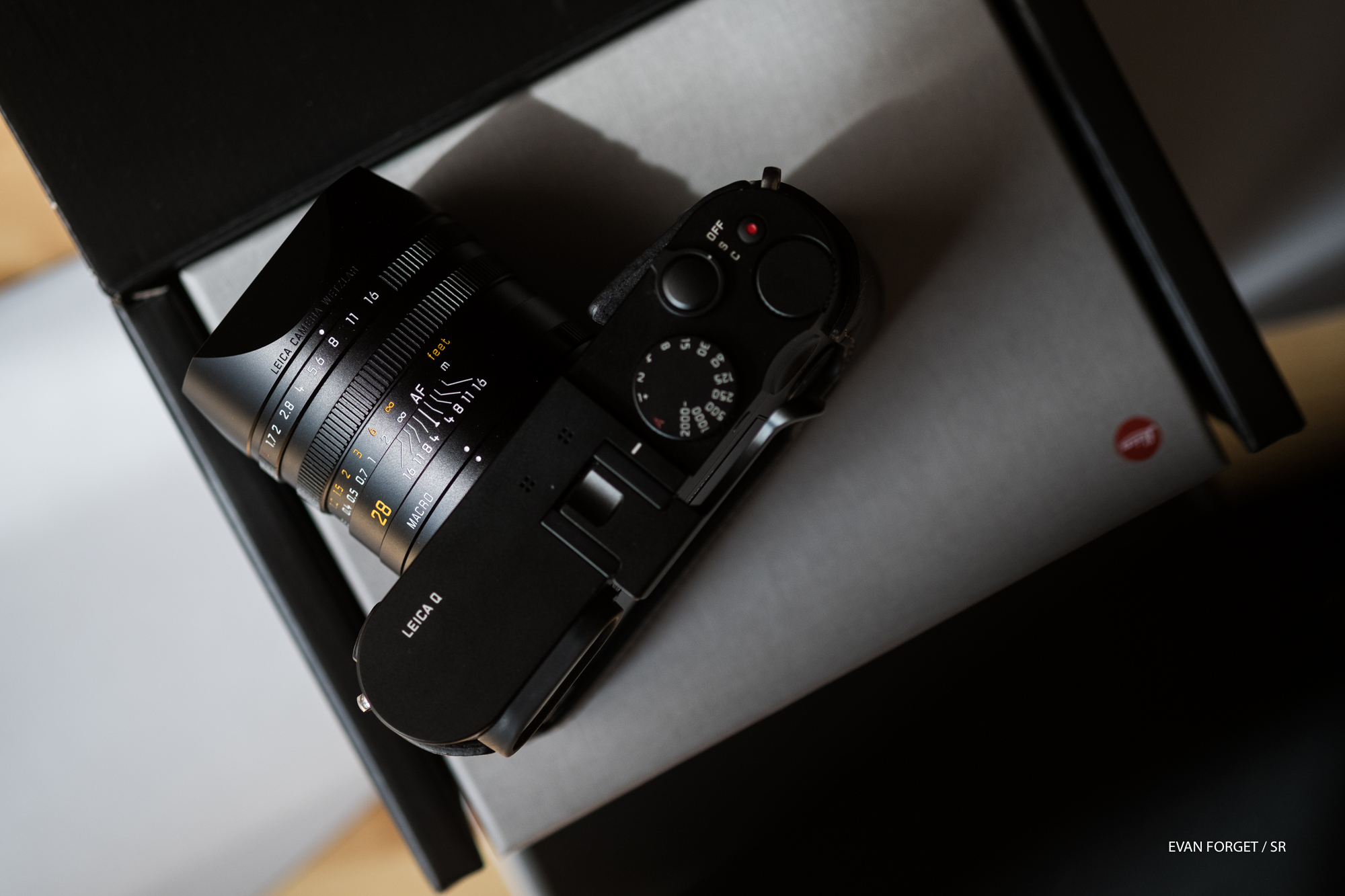 Le Leica Q sur sa boite.